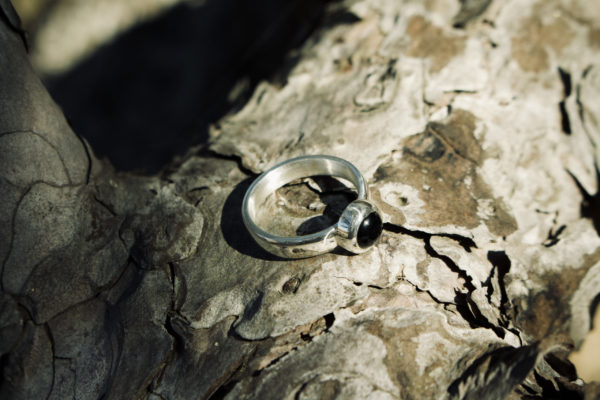 Foto zilveren ring met onyx