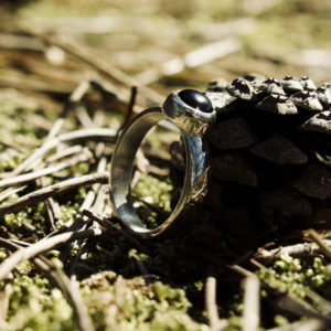 Foto handgemaakte zilveren ring met onyx