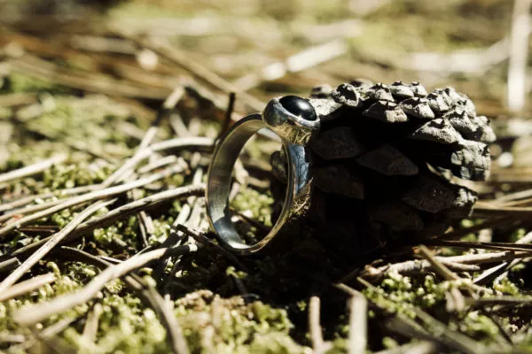 Foto handgemaakte zilveren ring met onyx