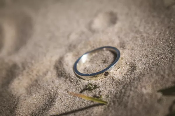 Foto handgemaakte zilveren ring met bruine zirkonia