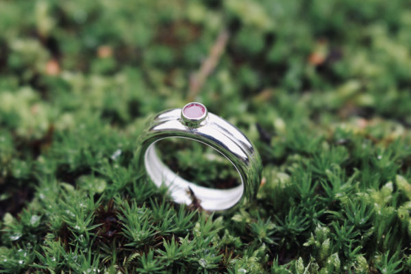 Foto van handgemaakte zilveren ring met Robijn