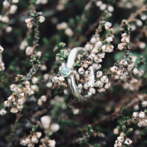 Handgemaakte zilveren ring gezet met Smaragd