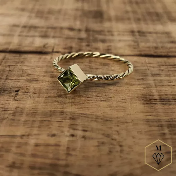 Gouden handgemaakte ring met Peridot bij Mantje-Jewelry jouw nummer 1 juwelen webwinkel!