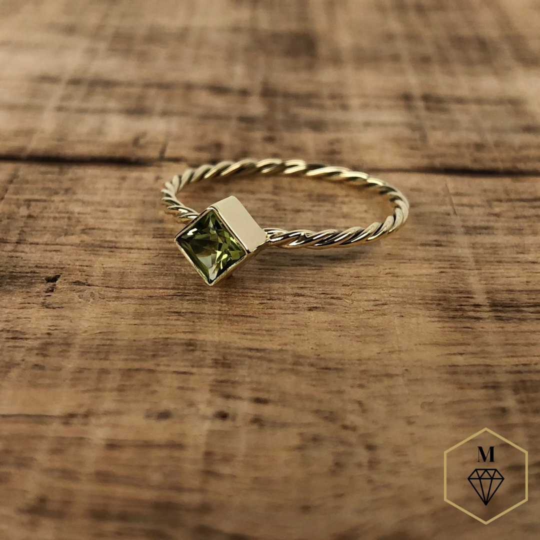 Gouden handgemaakte ring met Peridot bij Mantje-Jewelry jouw nummer 1 juwelen webwinkel!