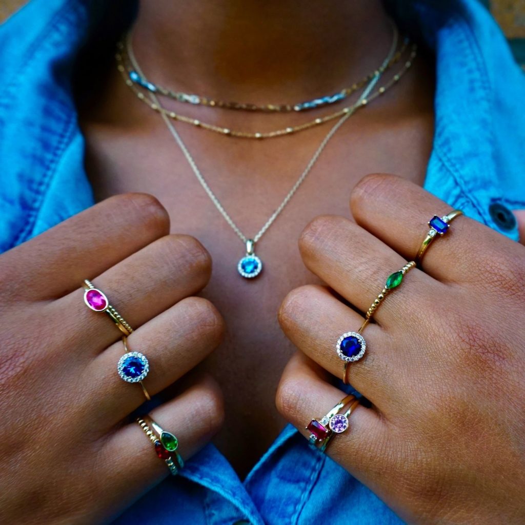 Home | Mantje-Jewelry Model met diverse sieraden van Swing Jewels
